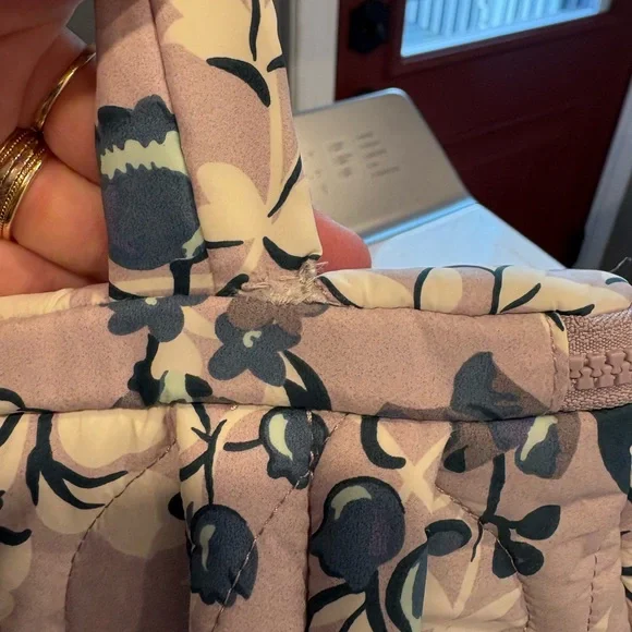 Vera Bradley Fresh-cut Floral Essential Featherweight Rusack - Picture 9 of 12